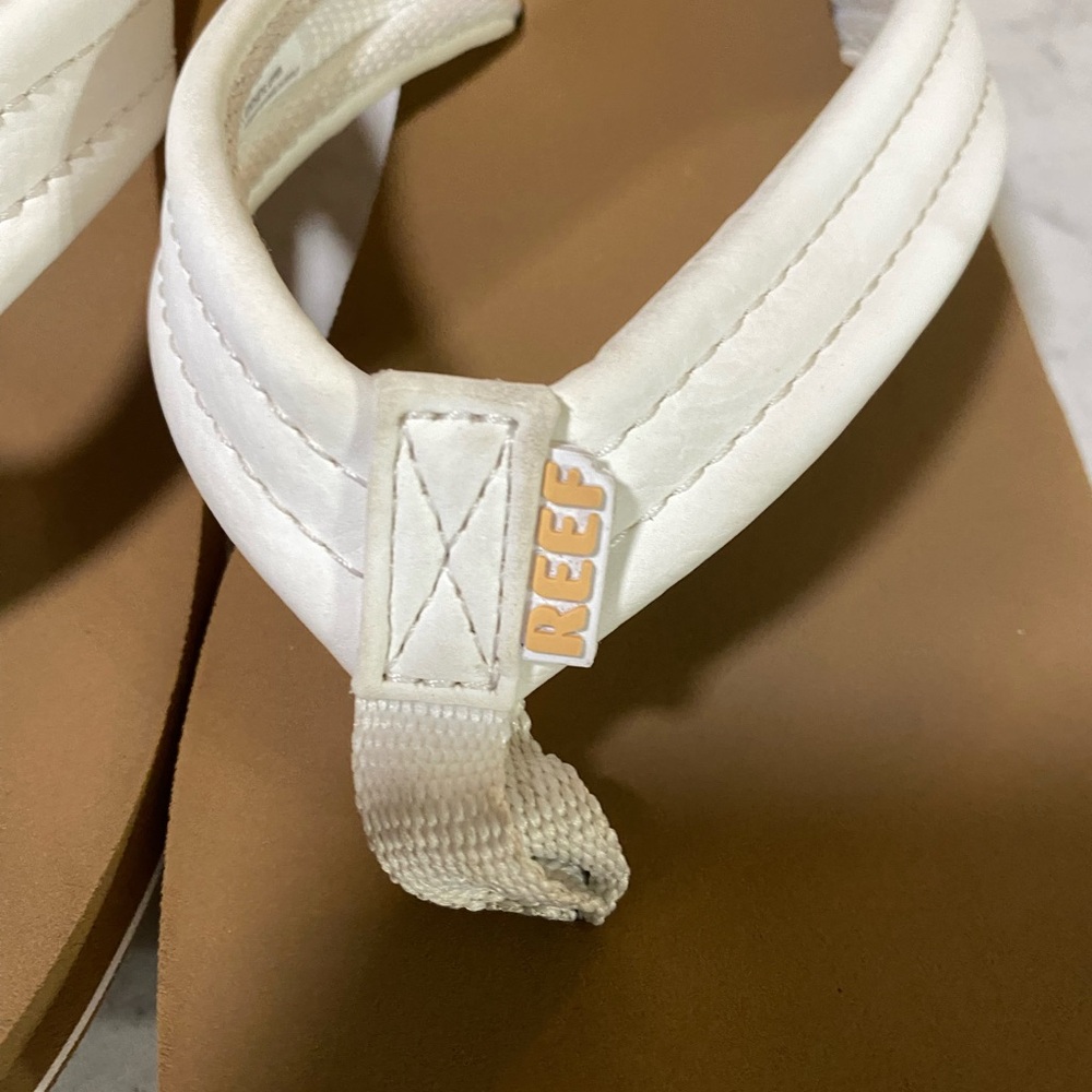 Reef Cushion Brown and White Flip Flops Size 8 - Picture 5 of 8